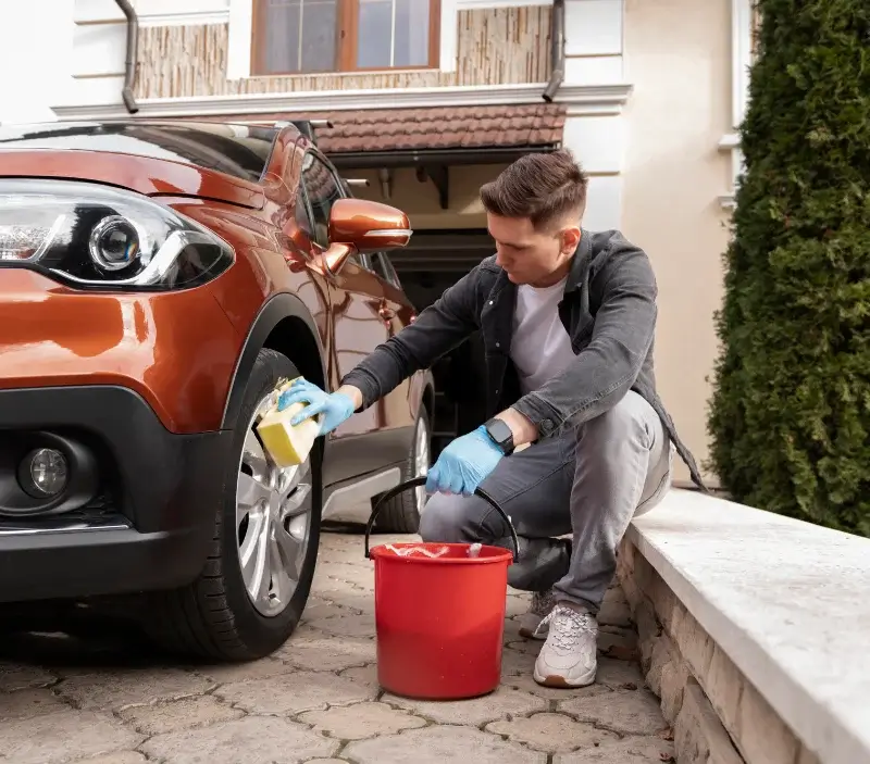 Lavage auto à domicile Les Billanges : professionnel intervenant sur un véhicule